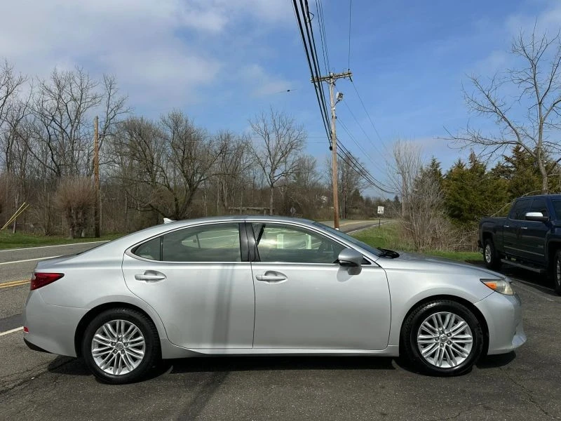2013 Lexus ES 6th Gen - Image 8 of 12