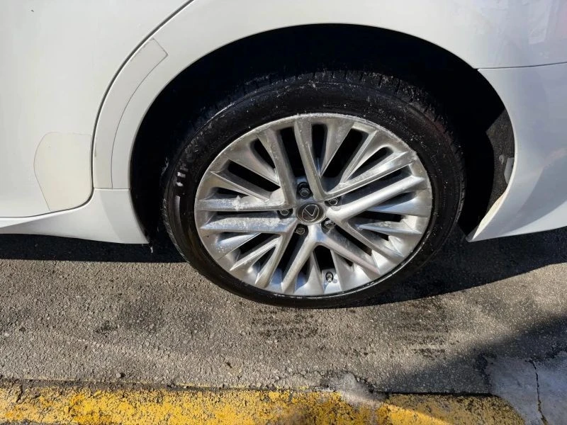 2013 Lexus ES 6th Gen - Image 9 of 12