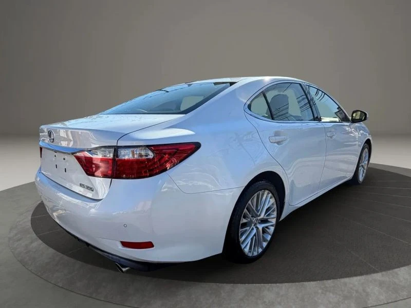 2013 Lexus ES 6th Gen - Image 5 of 12