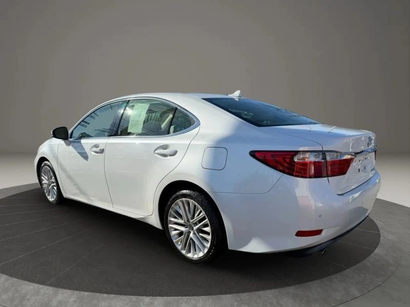 2013 Lexus ES 6th Gen - Image 7 of 12