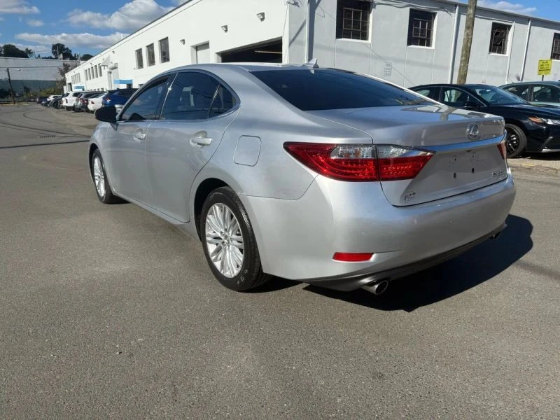 2013 Lexus ES 6th Gen - Image 5 of 12