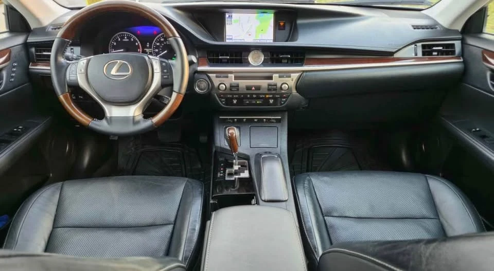 2013 Lexus ES 6th Gen - Image 5 of 9