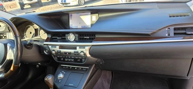 2013 Lexus ES 6th Gen - Image 14 of 21