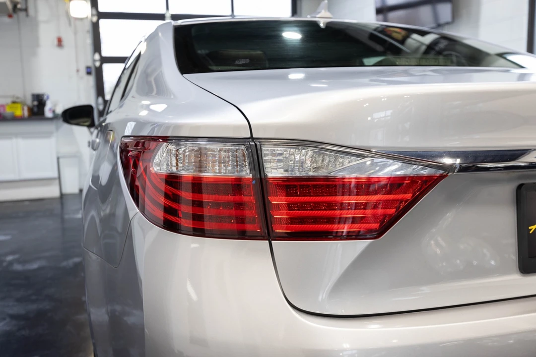 2013 Lexus ES 6th Gen - Image 10 of 21