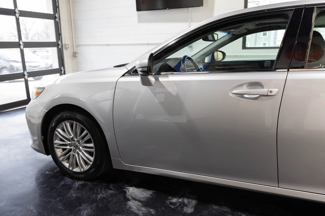 2013 Lexus ES 6th Gen - Image 3 of 21