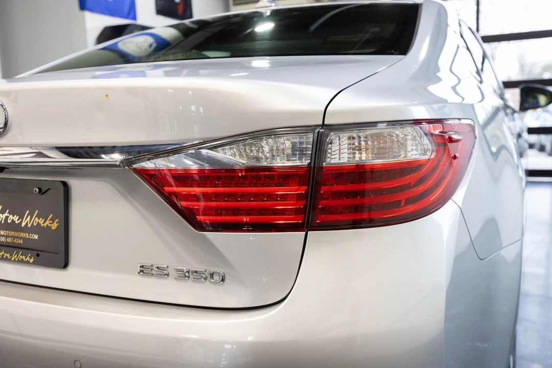 2013 Lexus ES 6th Gen - Image 11 of 21