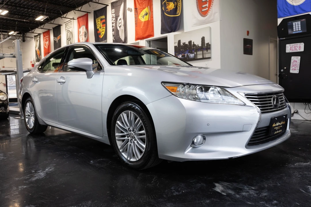 2013 Lexus ES 6th Gen - Image 19 of 21
