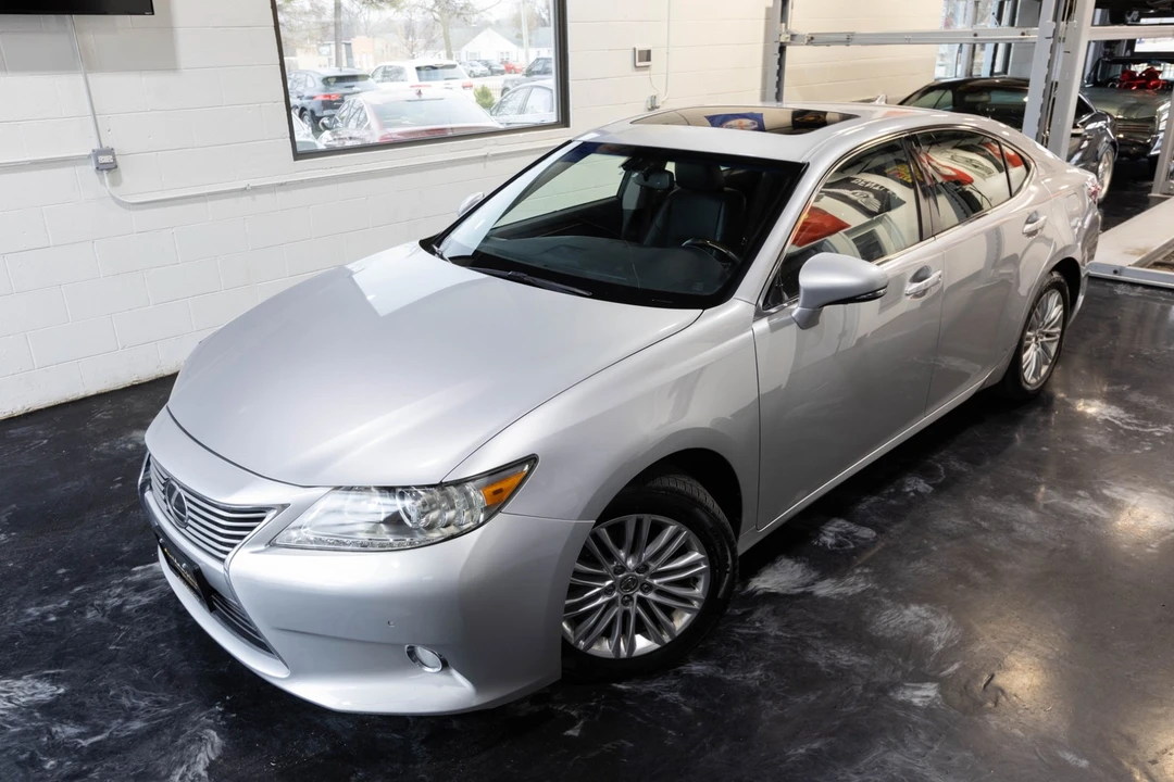 2013 Lexus ES 6th Gen - Image 2 of 21
