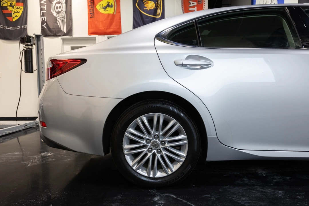 2013 Lexus ES 6th Gen - Image 14 of 21