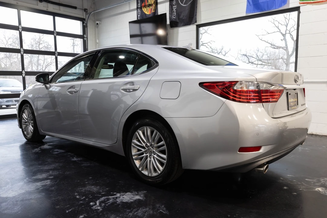 2013 Lexus ES 6th Gen - Image 8 of 21