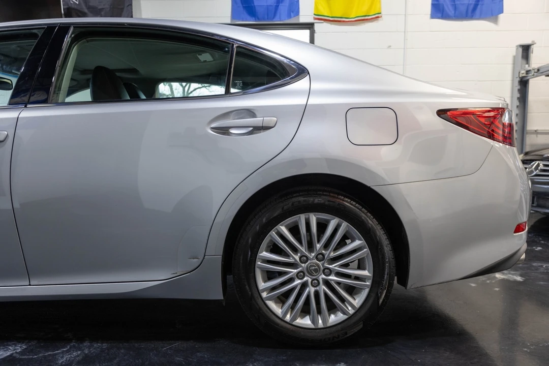 2013 Lexus ES 6th Gen - Image 7 of 21