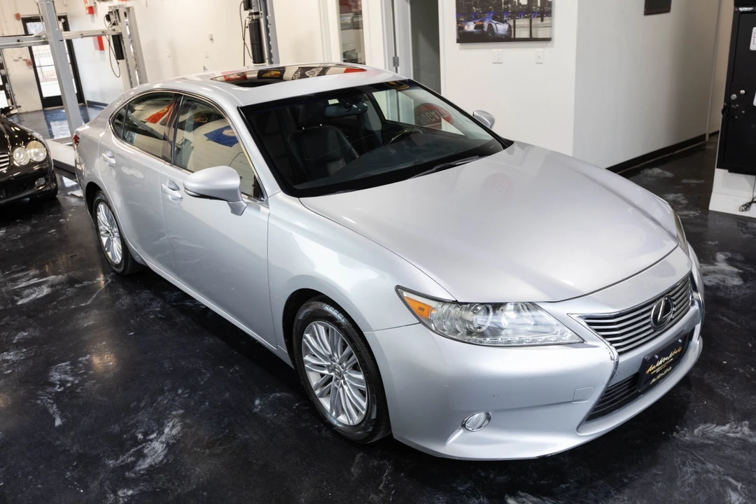 2013 Lexus ES 6th Gen - Image 20 of 21