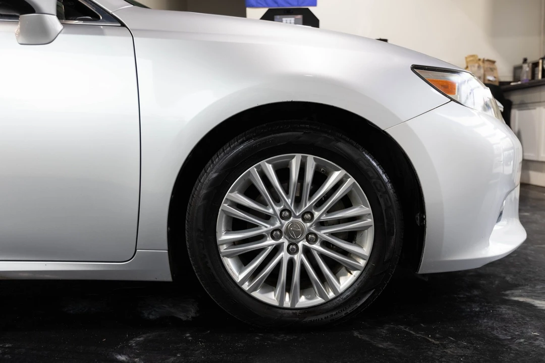 2013 Lexus ES 6th Gen - Image 18 of 21