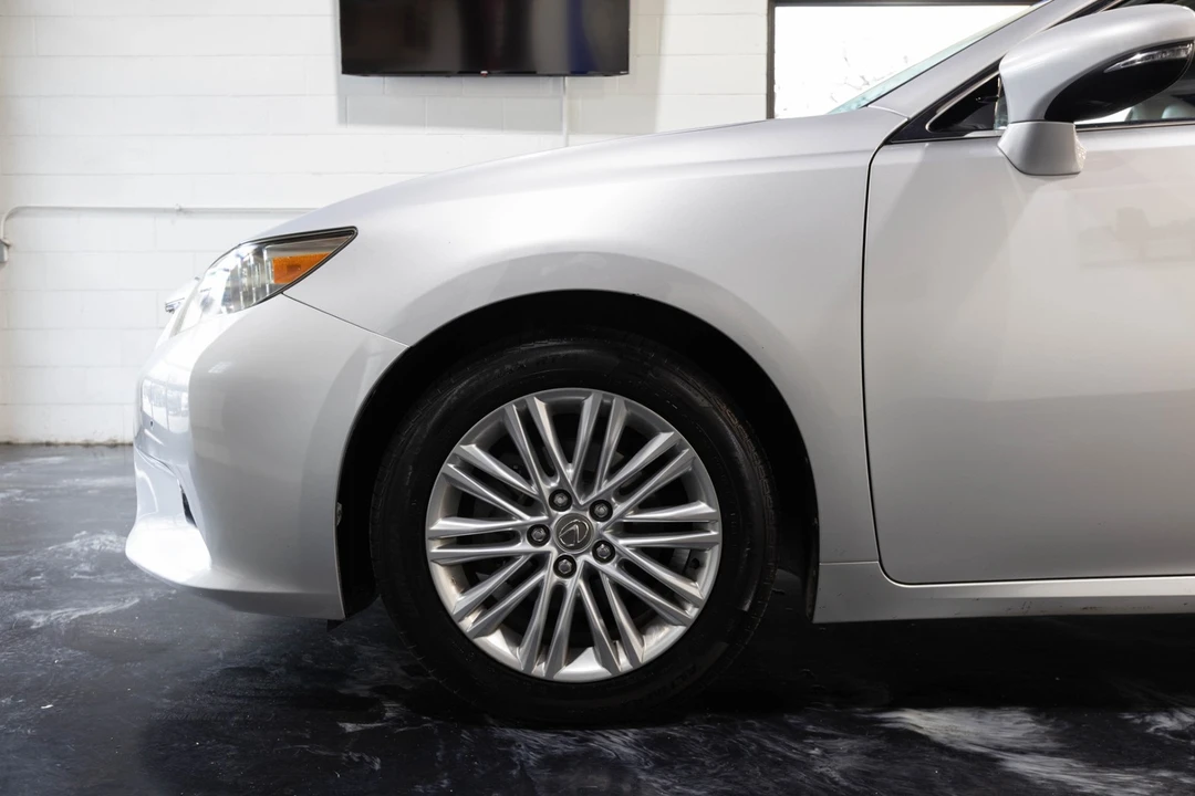2013 Lexus ES 6th Gen - Image 4 of 21