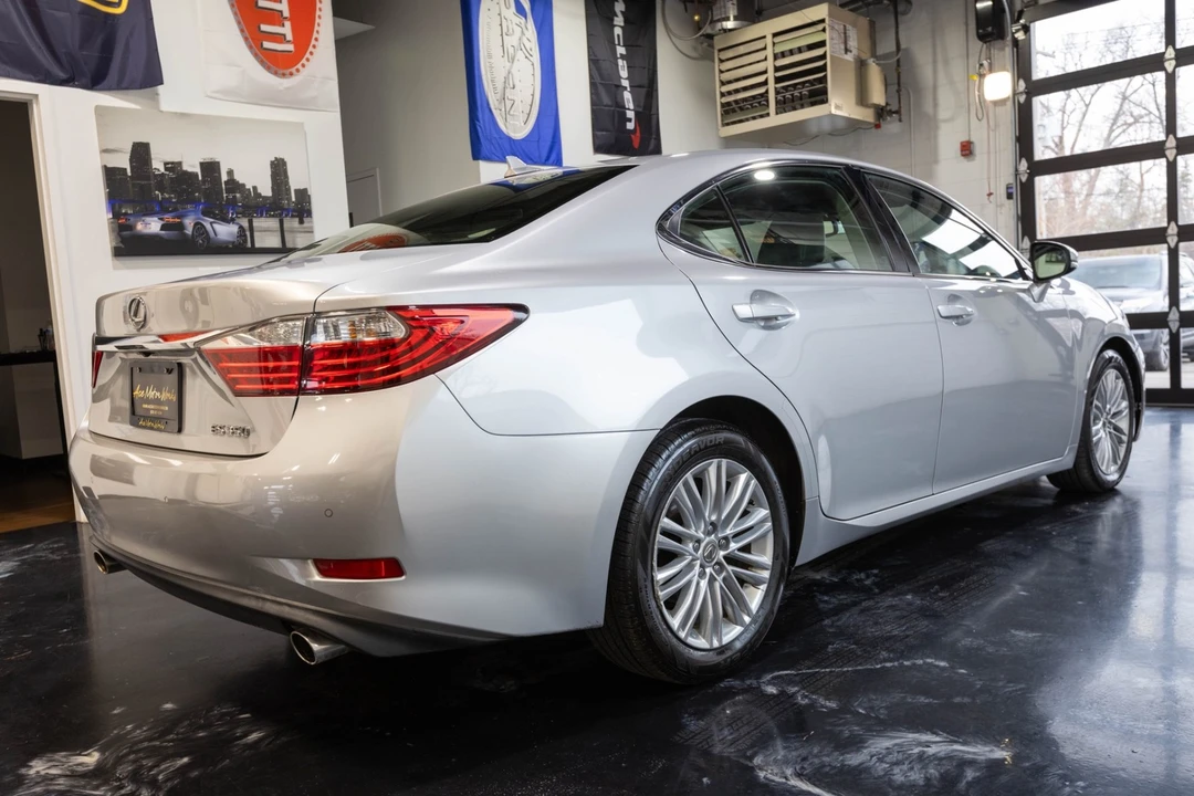 2013 Lexus ES 6th Gen - Image 12 of 21