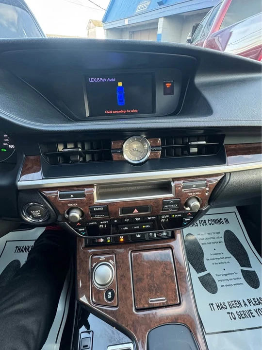 2013 Lexus ES 6th Gen - Image 19 of 20