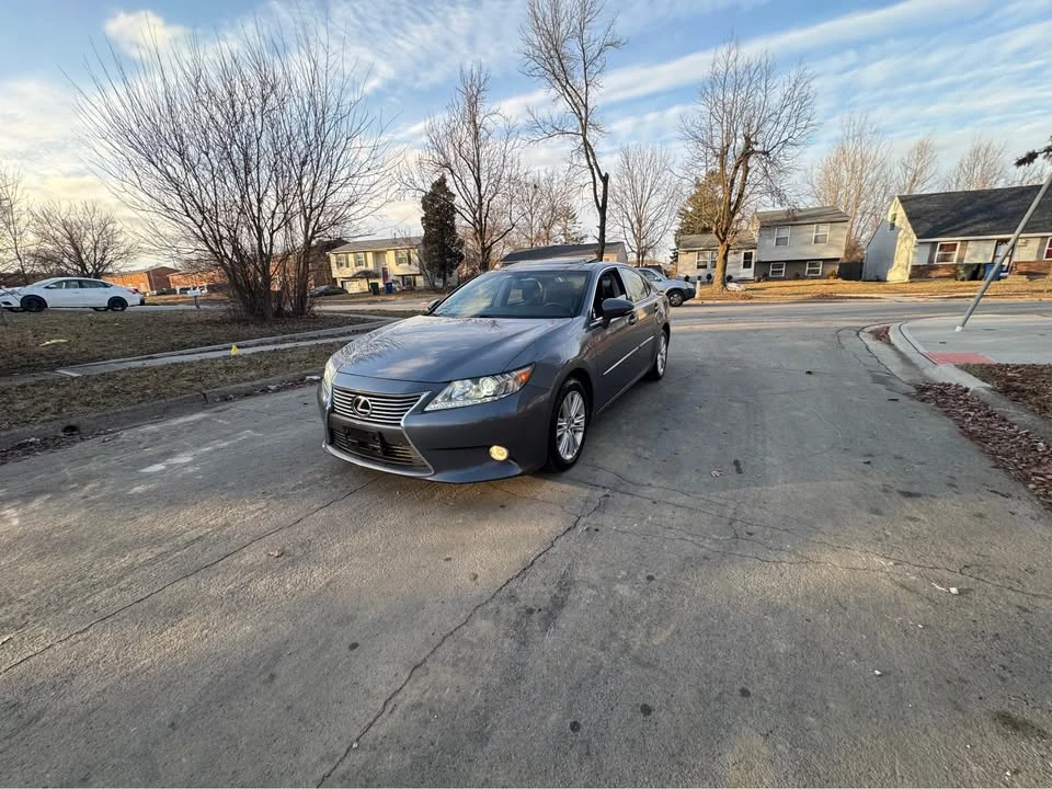 2013 Lexus ES 6th Gen - Image 2 of 20