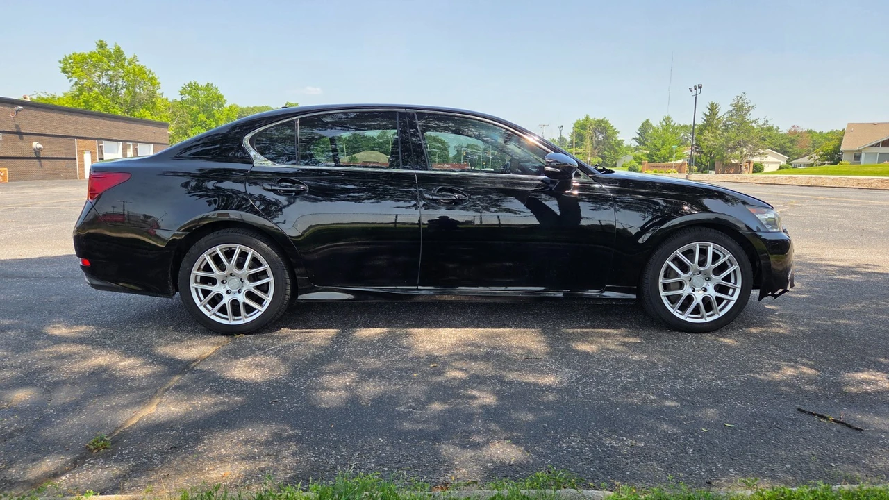 2013 Lexus GS 4th Gen - Image 12 of 31