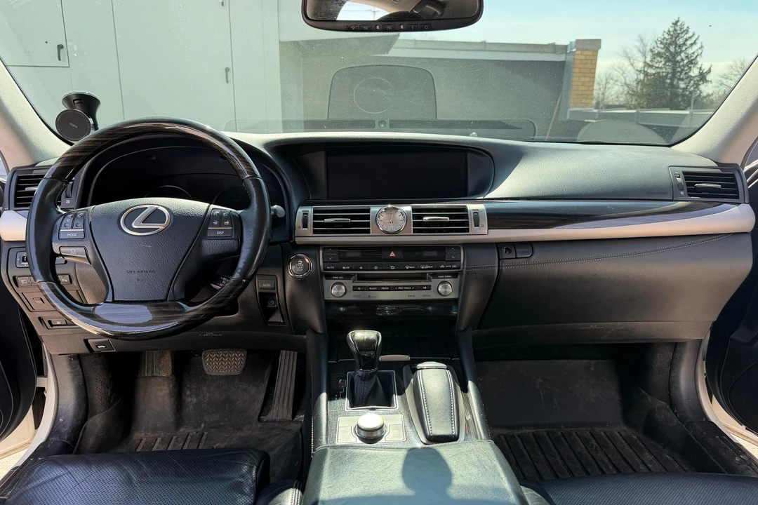 2013 Lexus LS 4th Gen - Image 30 of 31