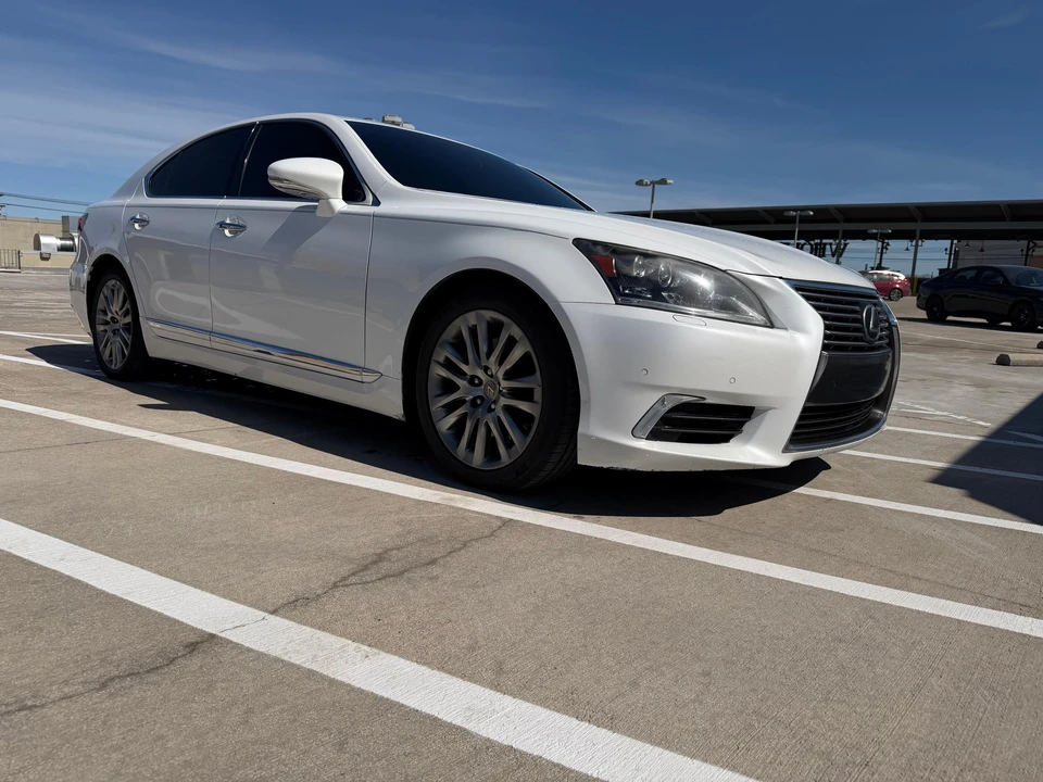 2013 Lexus LS 4th Gen - Image 16 of 31