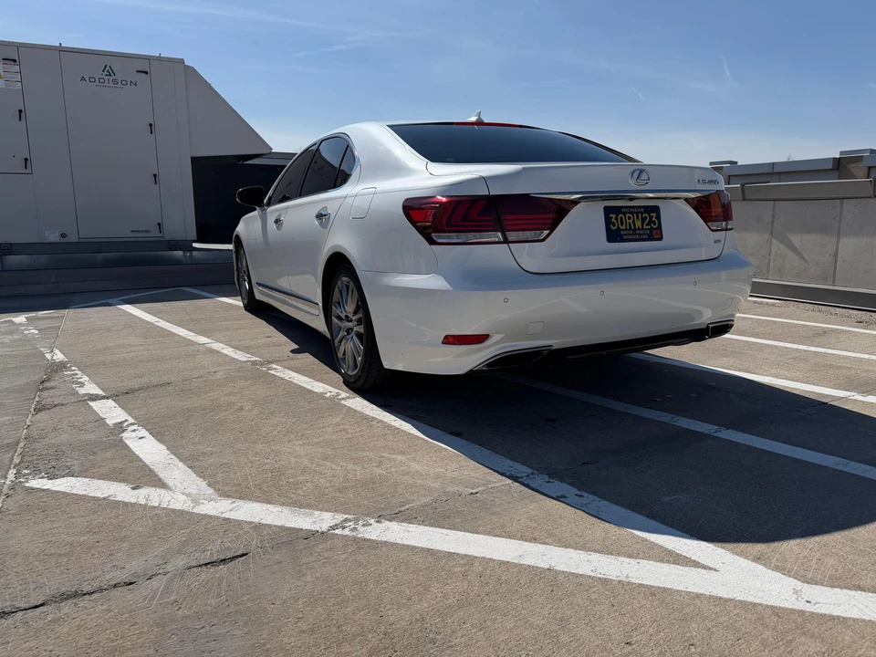 2013 Lexus LS 4th Gen - Image 10 of 31