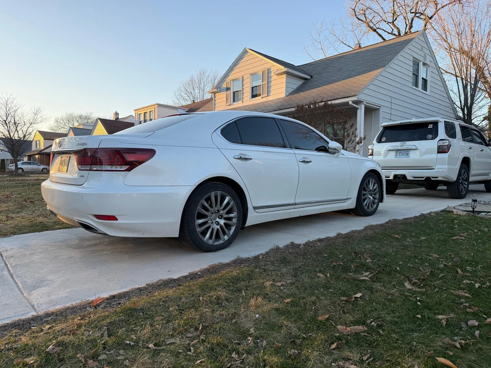 2013 Lexus LS 4th Gen - Image 13 of 31