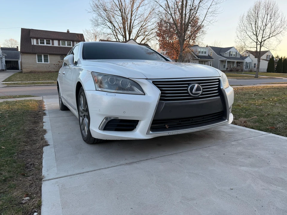 2013 Lexus LS 4th Gen - Image 17 of 31