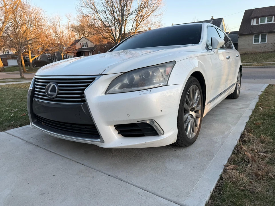 2013 Lexus LS 4th Gen - Image 7 of 31