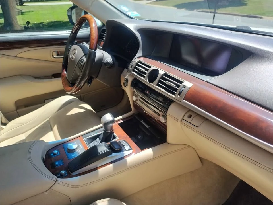 2013 Lexus LS 4th Gen - Image 15 of 17