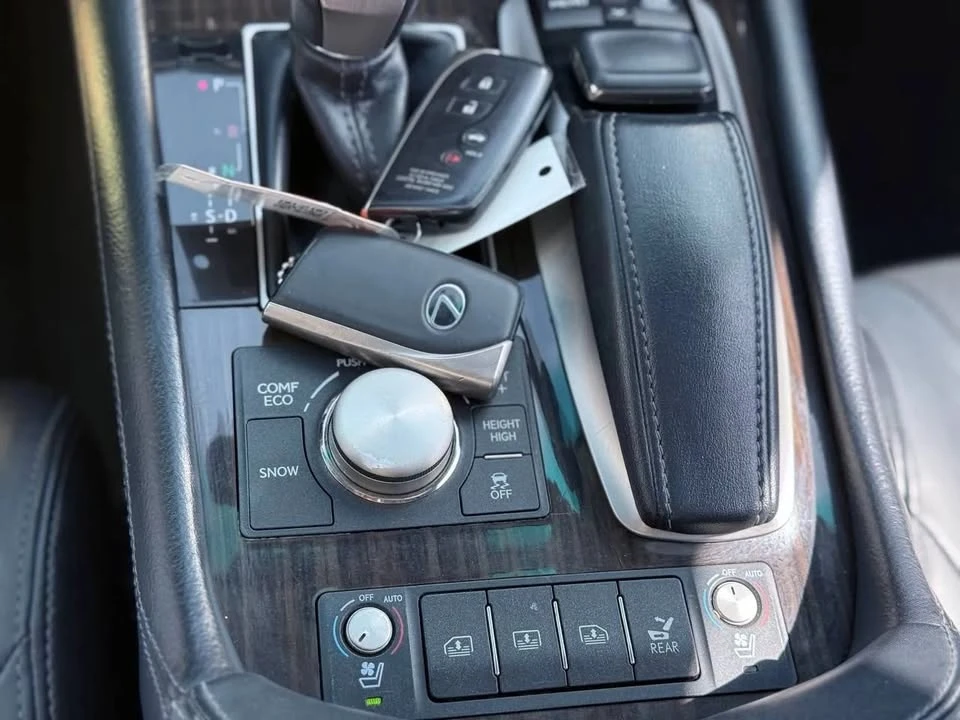 2013 Lexus LS 4th Gen - Image 16 of 20