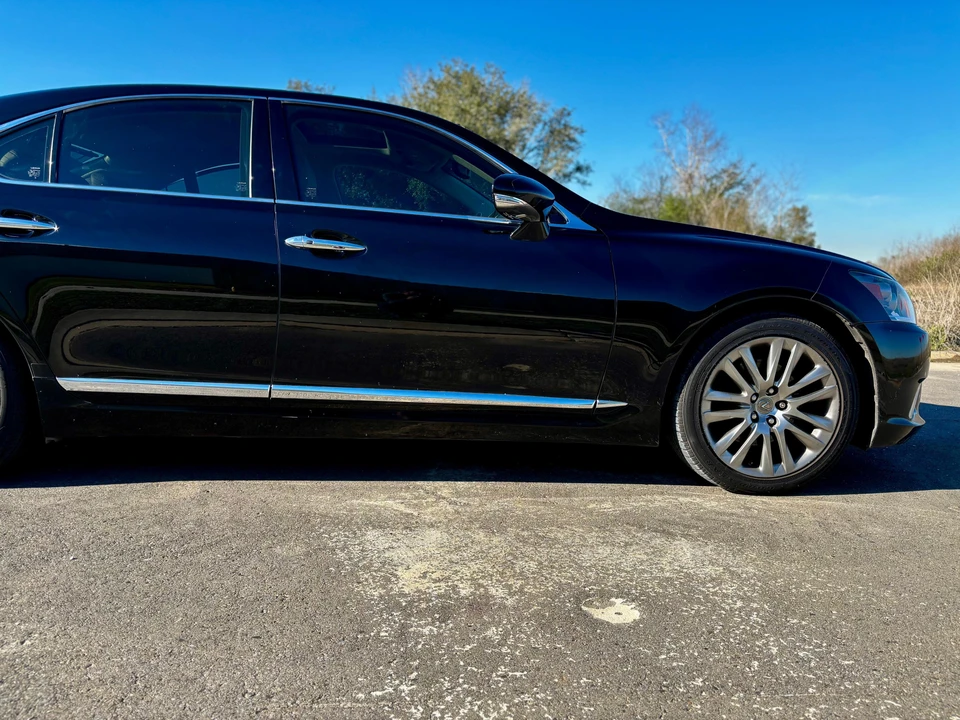 2013 Lexus LS 4th Gen - Image 18 of 31