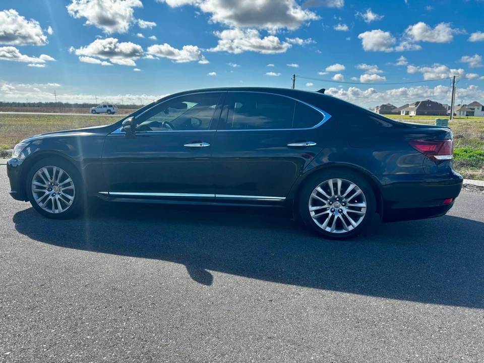 2013 Lexus LS 4th Gen - Image 8 of 31