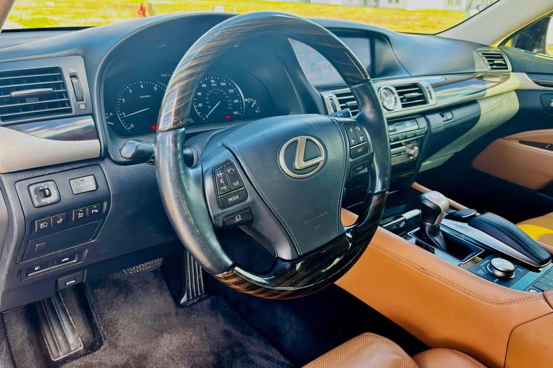 2013 Lexus LS 4th Gen - Image 27 of 31