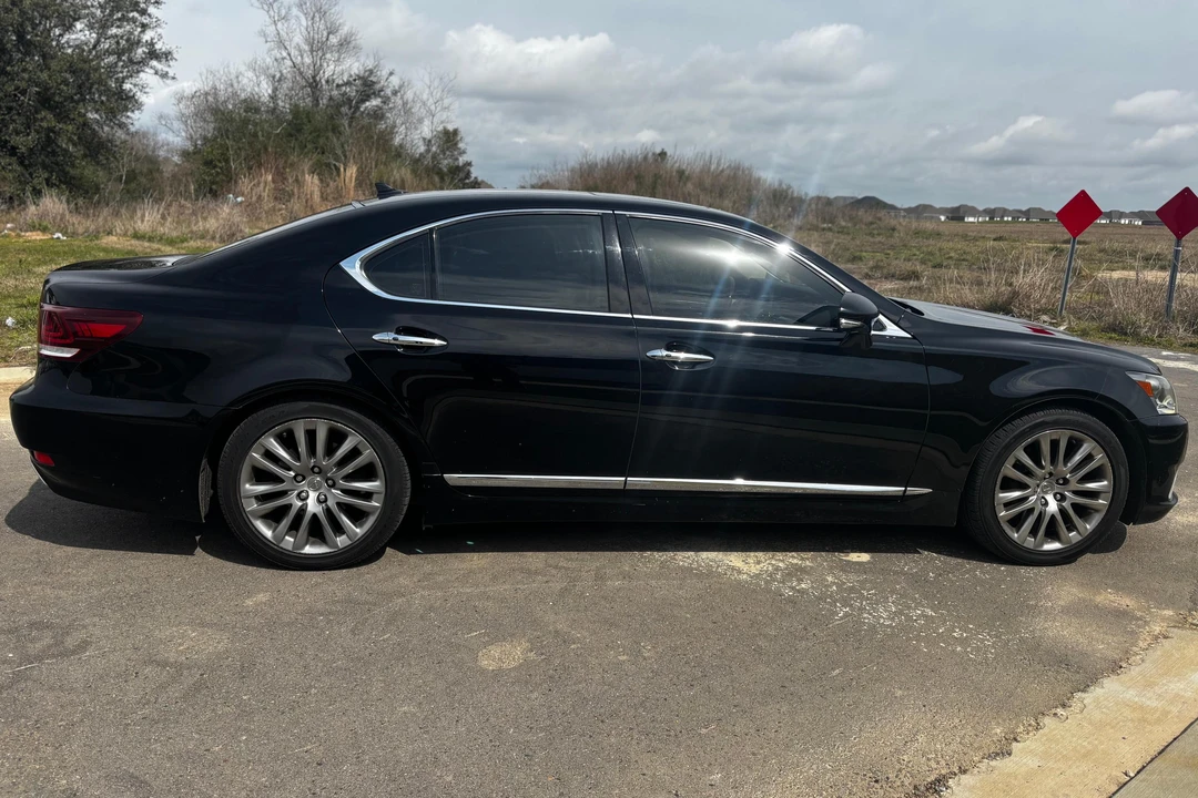 2013 Lexus LS 4th Gen - Image 3 of 31
