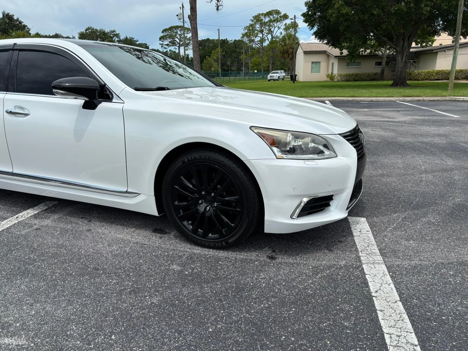 2013 Lexus LS 4th Gen - Image 23 of 31