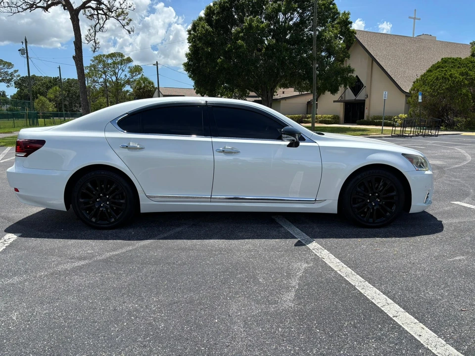 2013 Lexus LS 4th Gen - Image 12 of 31