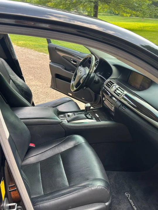 2013 Lexus LS 4th Gen - Image 16 of 19