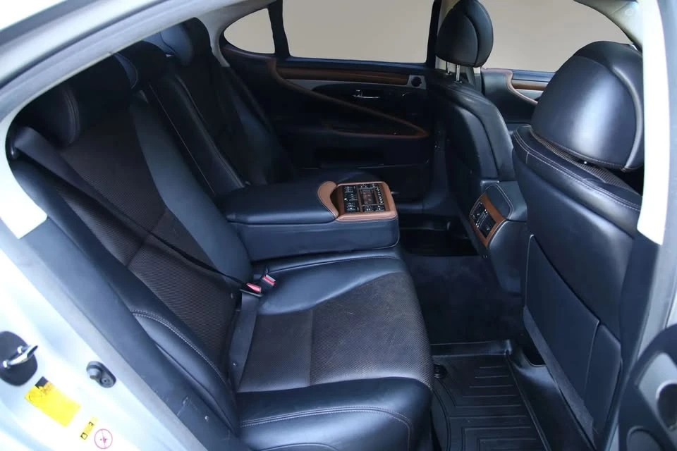 2013 Lexus LS 4th Gen - Image 18 of 20