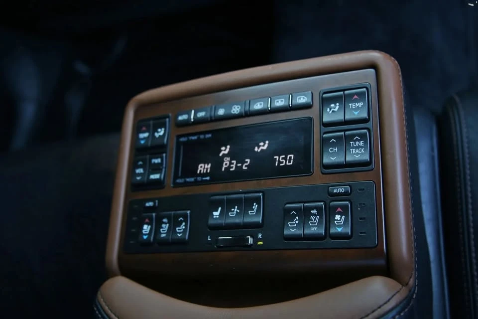 2013 Lexus LS 4th Gen - Image 19 of 20