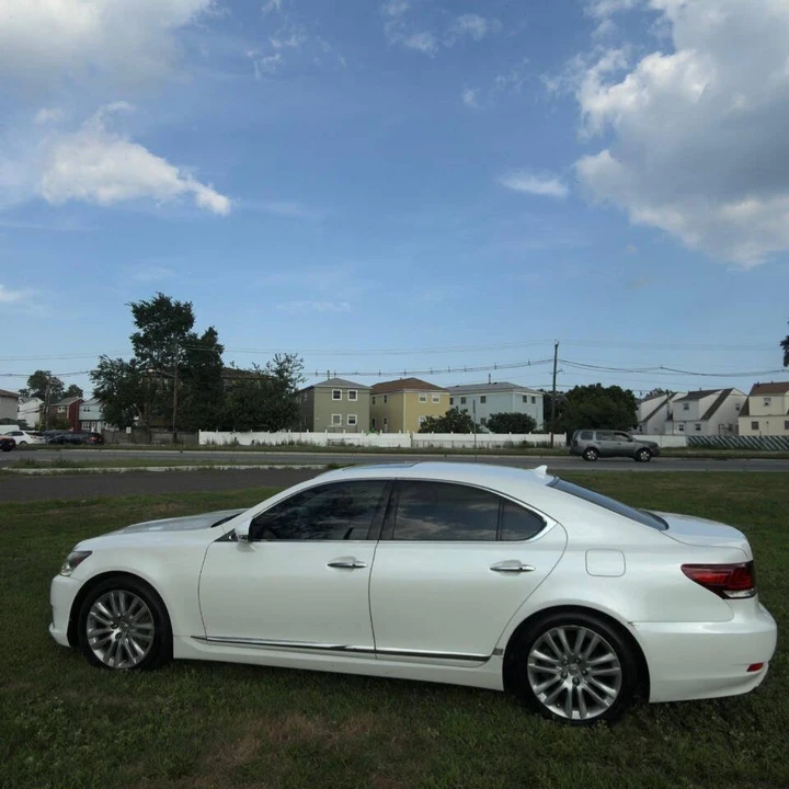 2013 Lexus LS 4th Gen - Image 8 of 19
