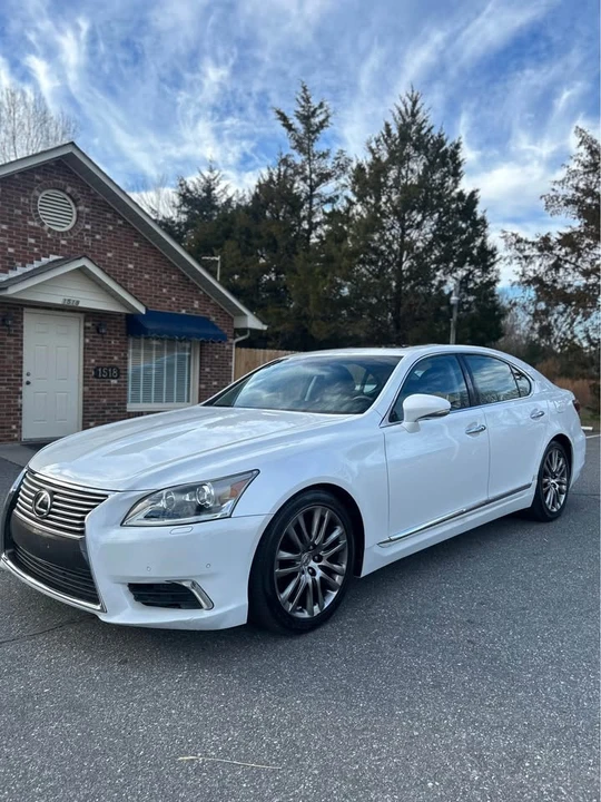 2013 Lexus LS 4th Gen - Image 5 of 12