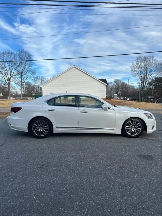 2013 Lexus LS 4th Gen - Image 8 of 12