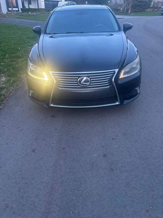 2013 Lexus LS 4th Gen - Image 5 of 8