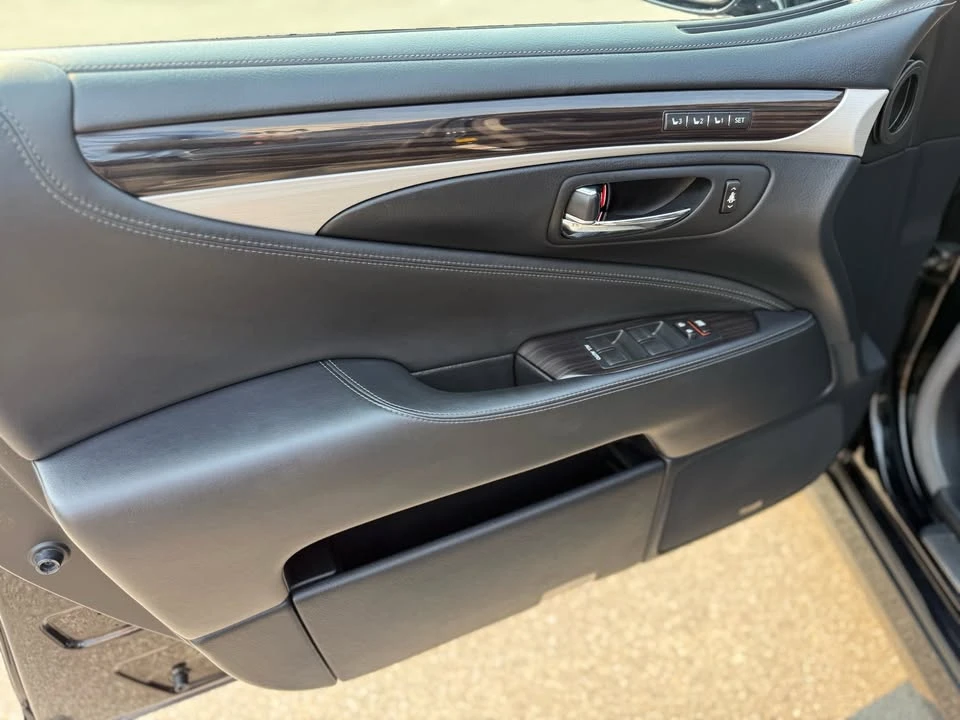 2013 Lexus LS 4th Gen - Image 16 of 18