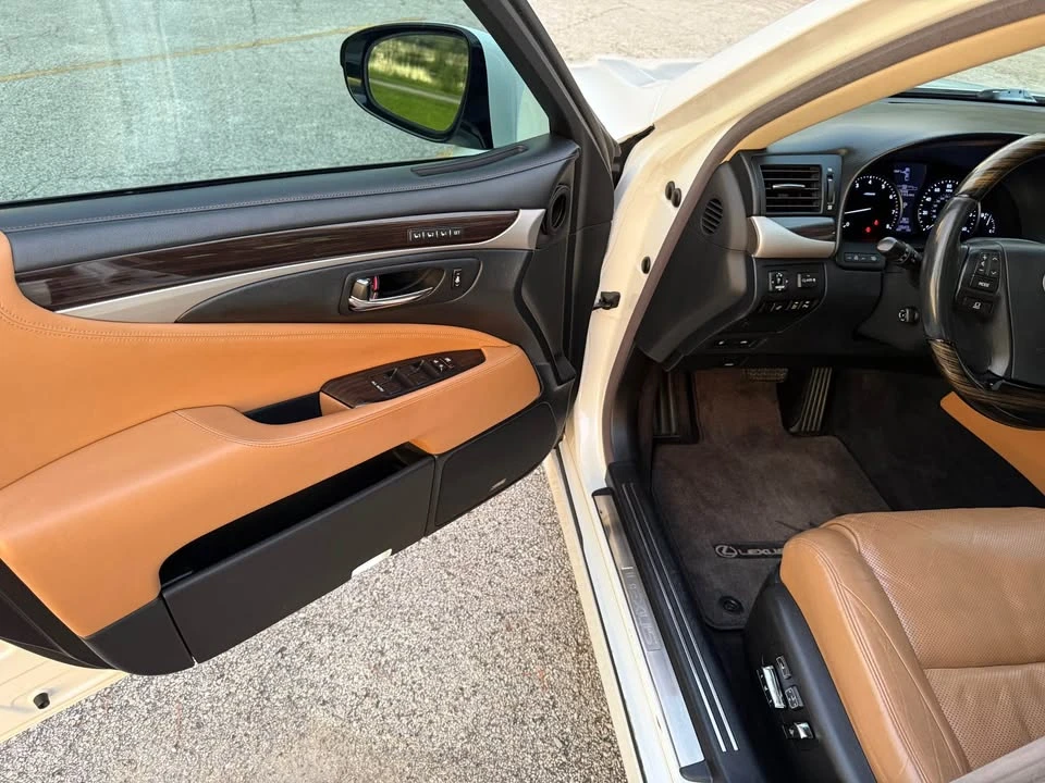 2013 Lexus LS 4th Gen - Image 16 of 19