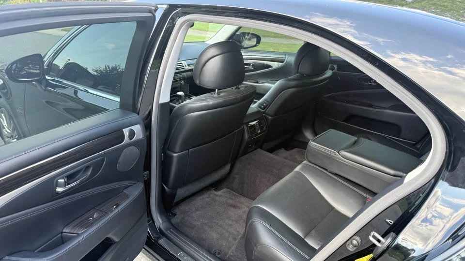 2013 Lexus LS 4th Gen - Image 8 of 15