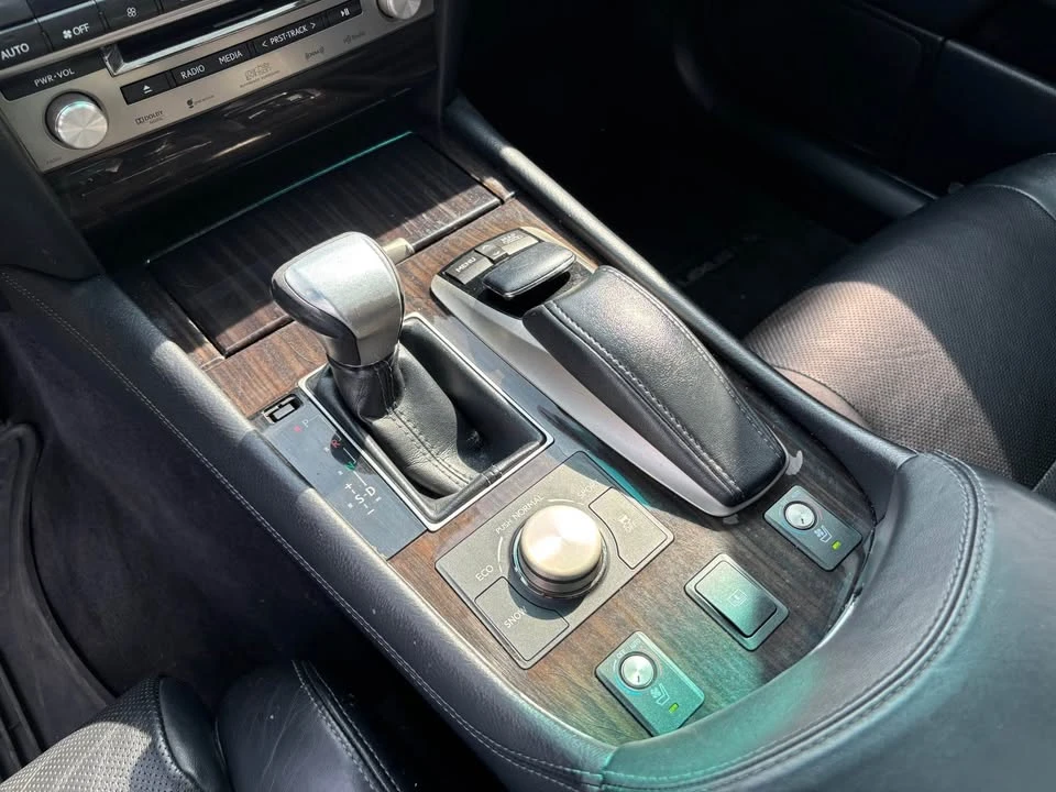 2013 Lexus LS 4th Gen - Image 15 of 18