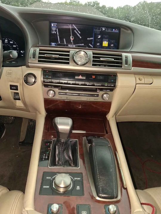 2013 Lexus LS 4th Gen - Image 6 of 10
