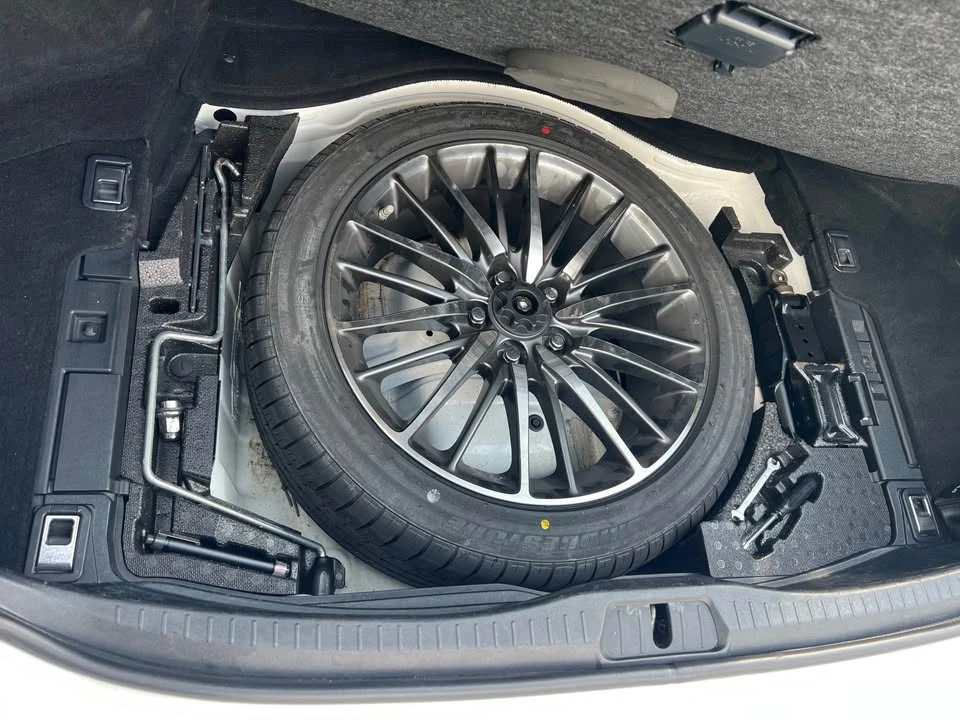 2013 Lexus LS 4th Gen - Image 16 of 20