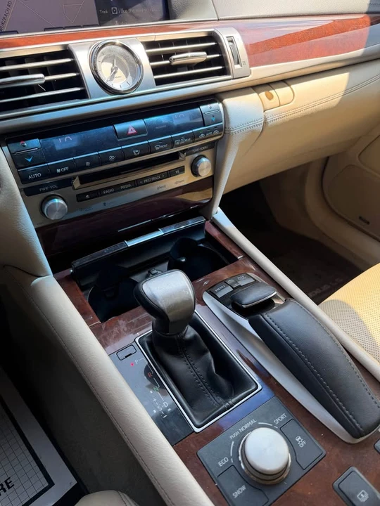 2013 Lexus LS 4th Gen - Image 14 of 20